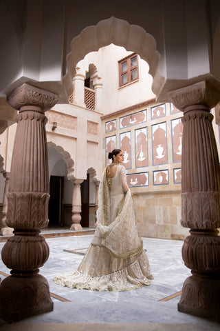 Pakistani White Hand-Embroidered Net & Kimkhab Lehenga (3-Piece) - Image 4