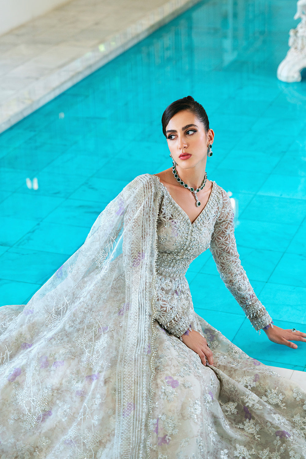 Pakistani White Hand-Embellished Organza Bridal Lehenga (3-Piece) - Image 4