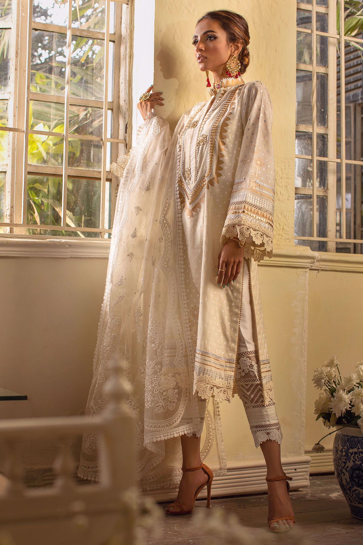 Pakistani White Kaamdani Pure Khaadi Silk Salwar Kameez (3-Piece) - Image 3