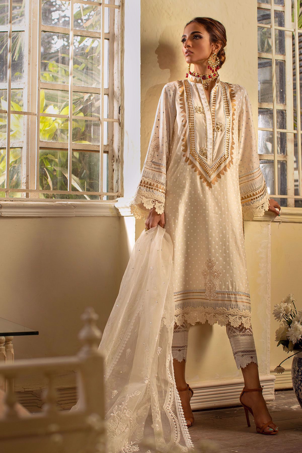 Pakistani White Kaamdani Pure Khaadi Silk Salwar Kameez (3-Piece) - Image 4