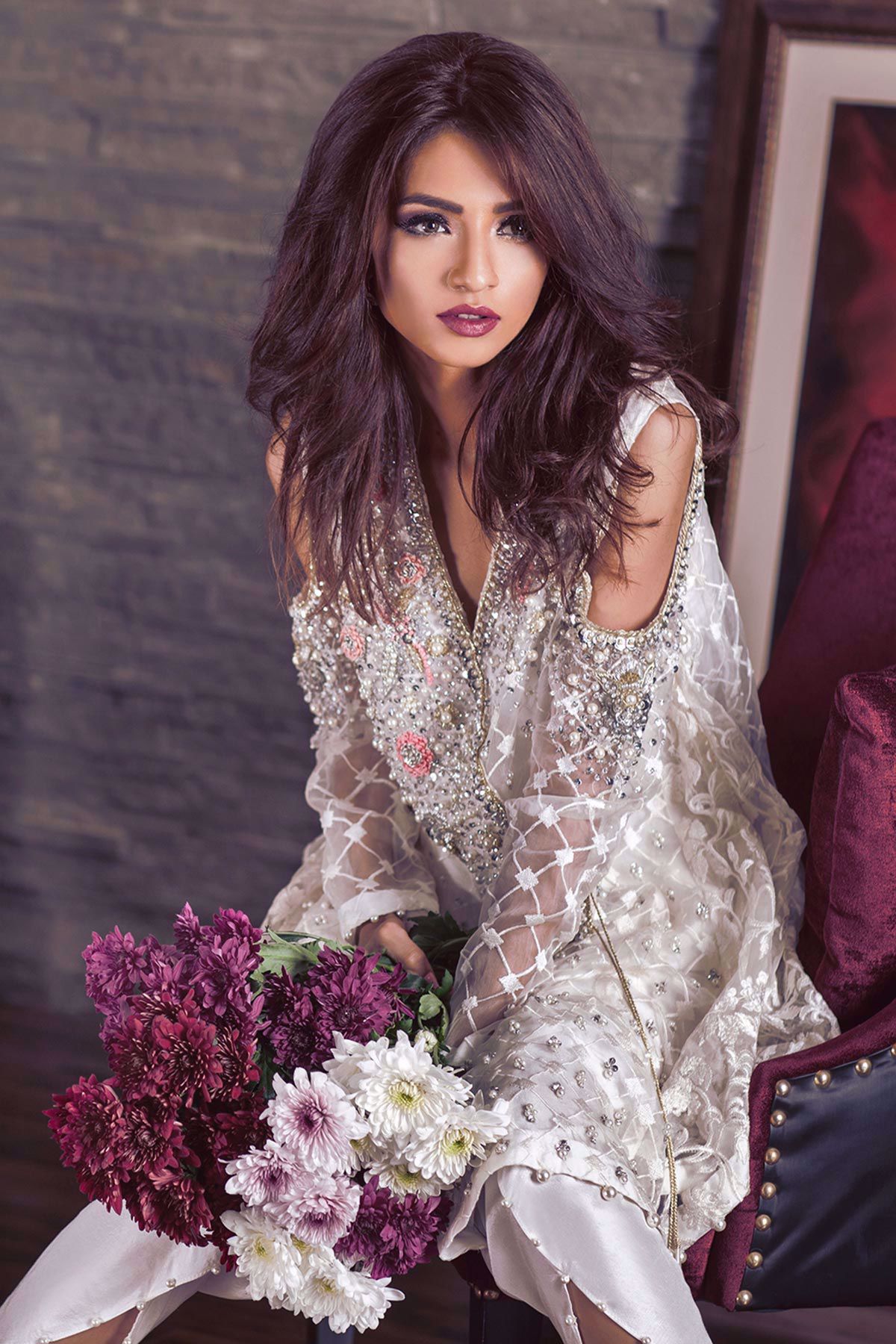 Pakistani White Embroidered Organza Kurta Set (2-Piece) - Image 3