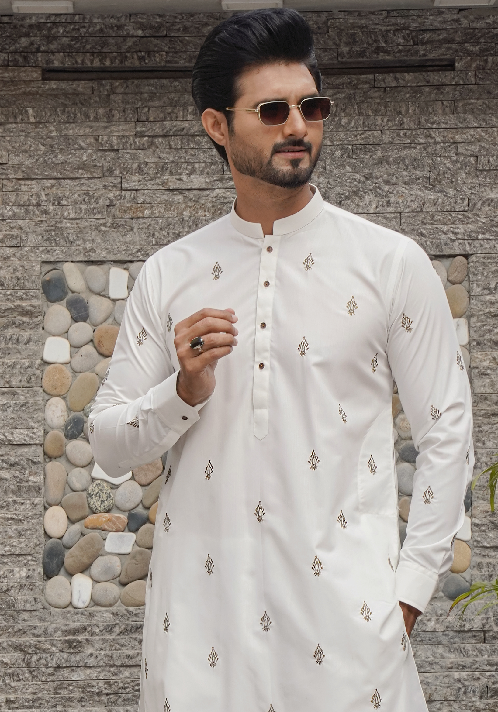 White Boti Embroidered Cotton Kurta Pajama (2-Piece) - Image 1