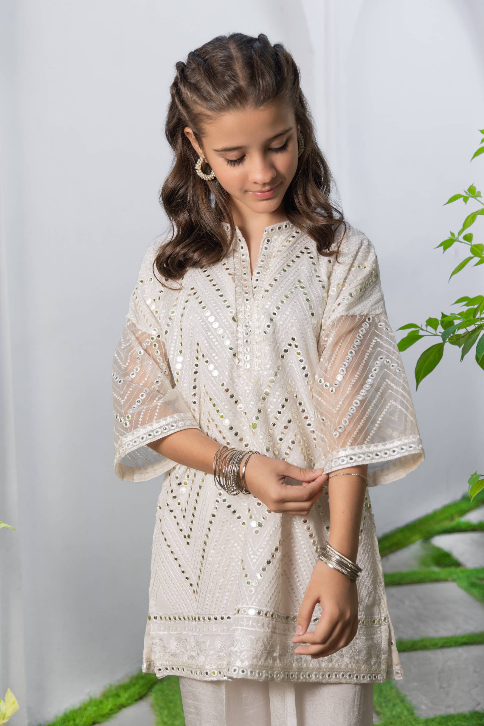 Pakistani White Mirror-Embellished Chiffon Kurta Set (2-Piece) - Image 4