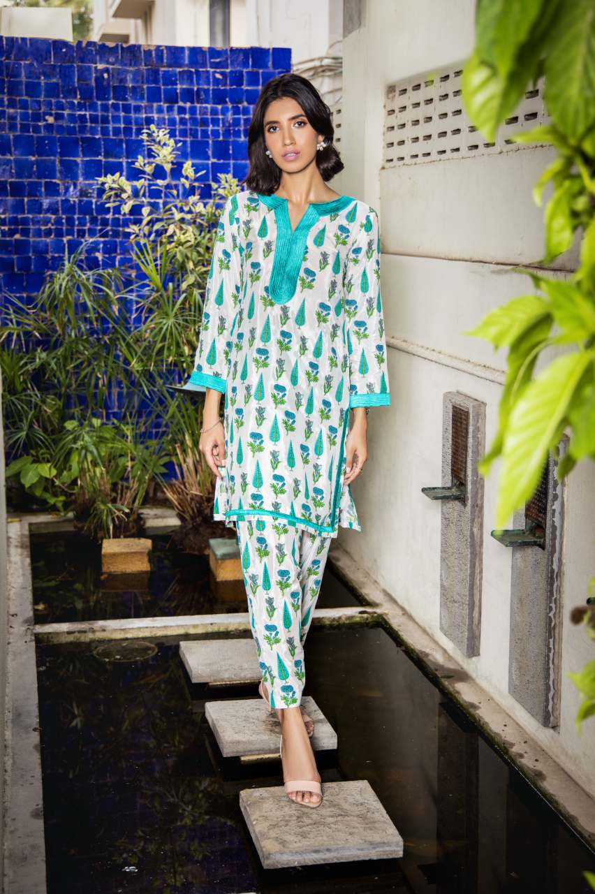 Pakistani White Green Printed Crepe Silk Kurta Set (3-Piece) - Image 3