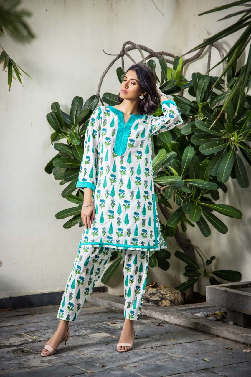 Pakistani White Green Printed Crepe Silk Kurta Set (3-Piece) - Image 4