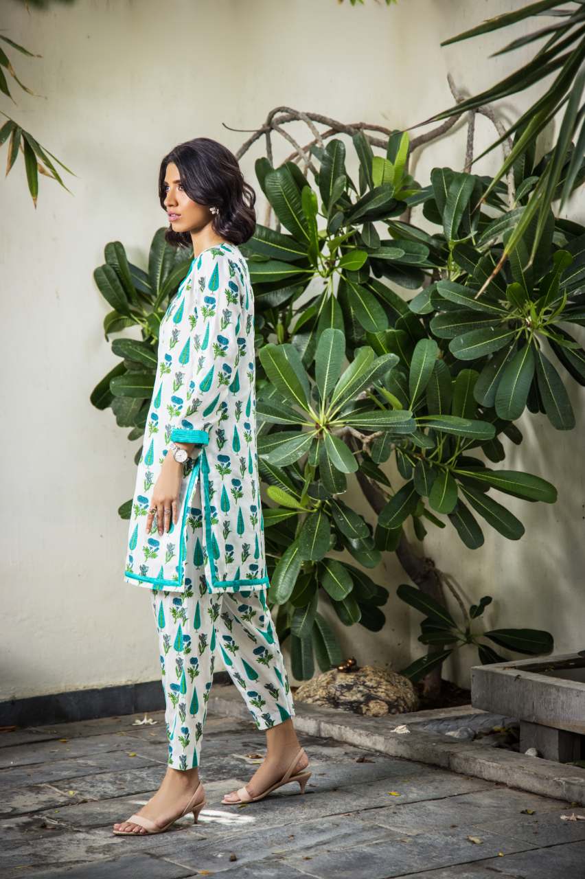 Pakistani White Green Printed Crepe Silk Kurta Set (3-Piece) - Image 5