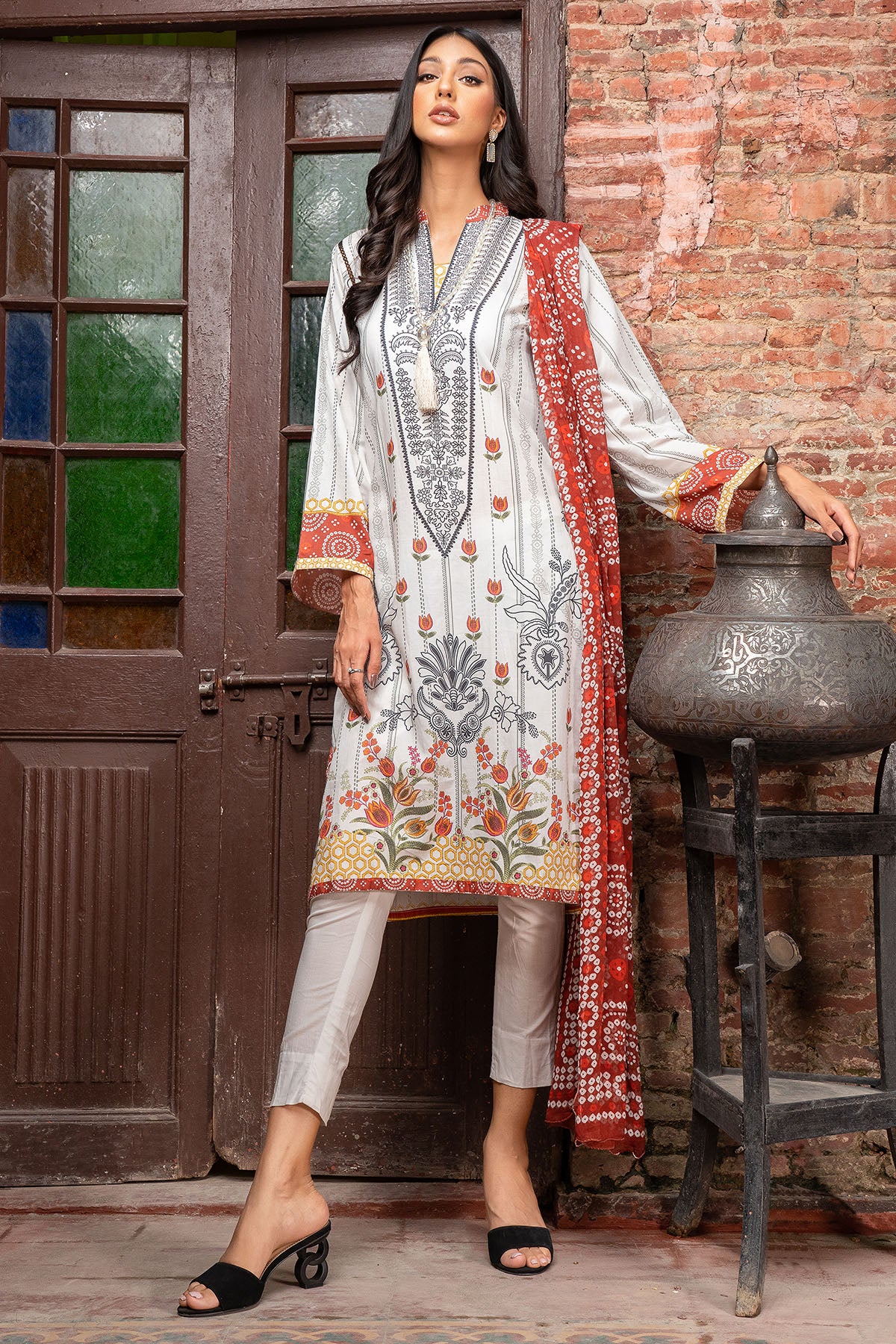 Pakistani White Digital Printed Lawn Salwar Kameez (3-Piece) - Image 1