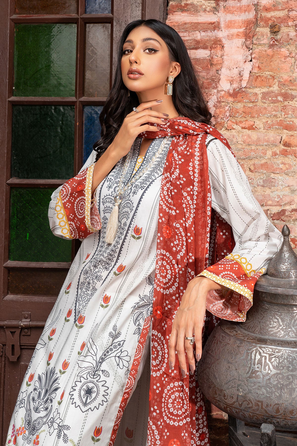 Pakistani White Digital Printed Lawn Salwar Kameez (3-Piece) - Image 3