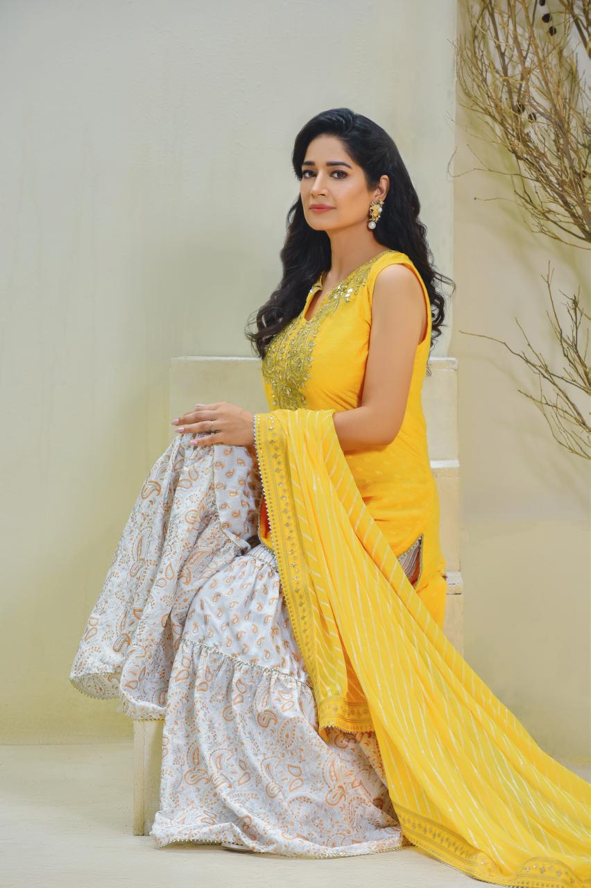 Pakistani Yellow Zari Cotton Net & Silk Gharara Set (3-Piece) - Image 4